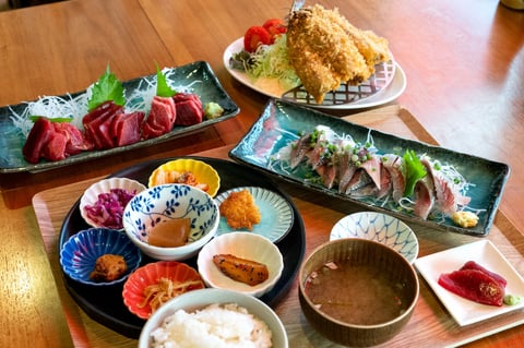 獲れたての鮮魚や「RevoFish」を中心とする料理のほか、コーヒー好きの藤一郎こだわりのカフェメニューも揃う「Bay Lounge Coffee」