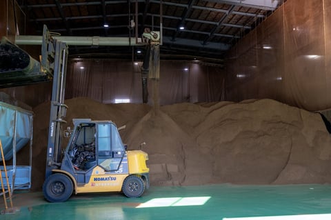 池下産業の養殖飼料用魚粉「フィッシュミール」の加工場と倉庫。工場は広尾港に程近い場所にあり、水揚げされた新鮮なマイワシをすぐさま加工することができる。