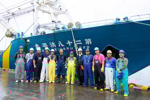 池下産業にとって欠くことのできないパートナーである漁船団の浜平丸。マイワシ漁の時期は乗務員の身の回りの世話も藤一郎たちが担い、家族のような信頼関係を築いてきた。