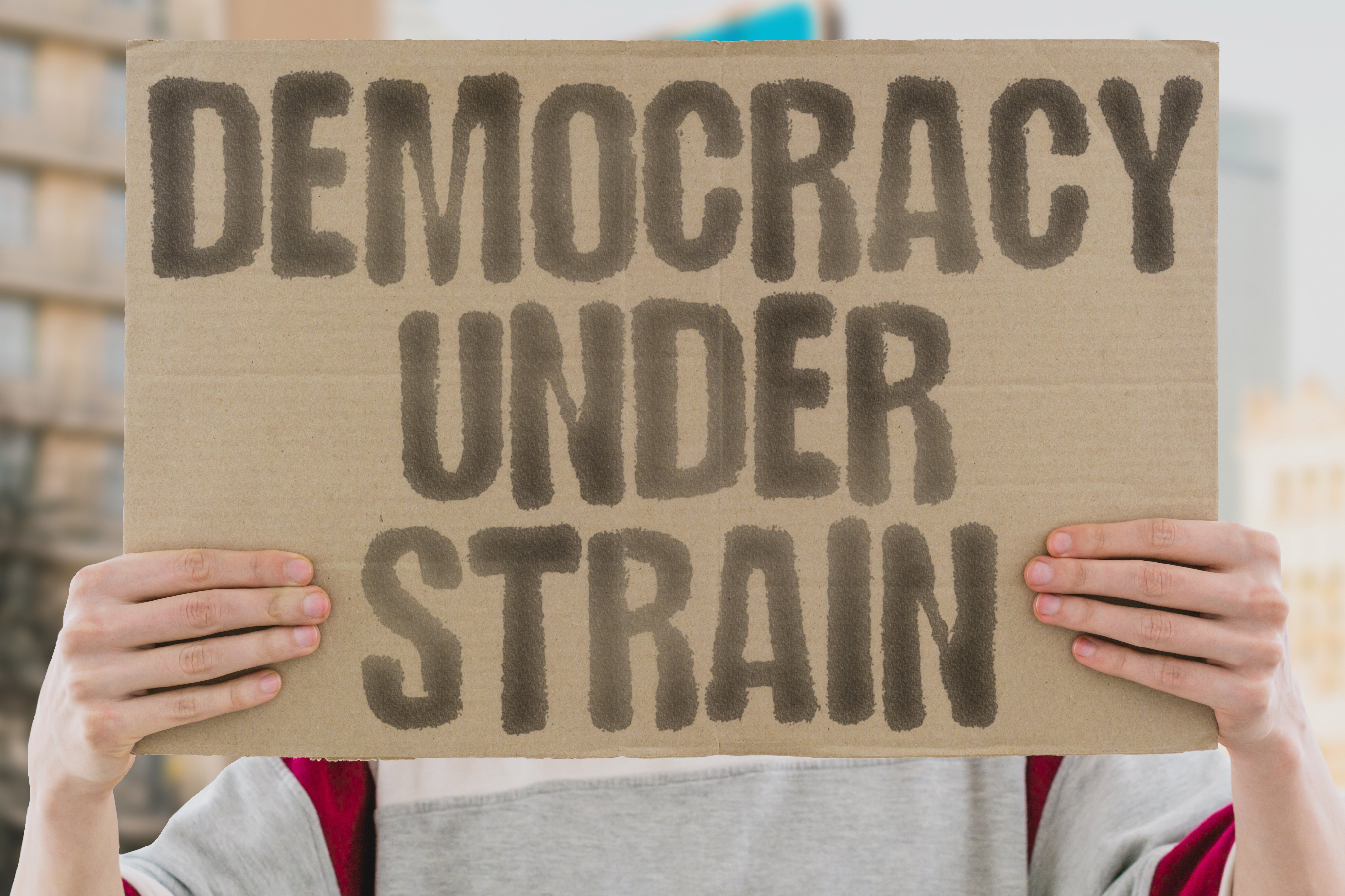 米国民の64%が「民主主義は失敗する危険がある」と回答――制度不信は、すでに市場のコストに変わっている イメージ画像